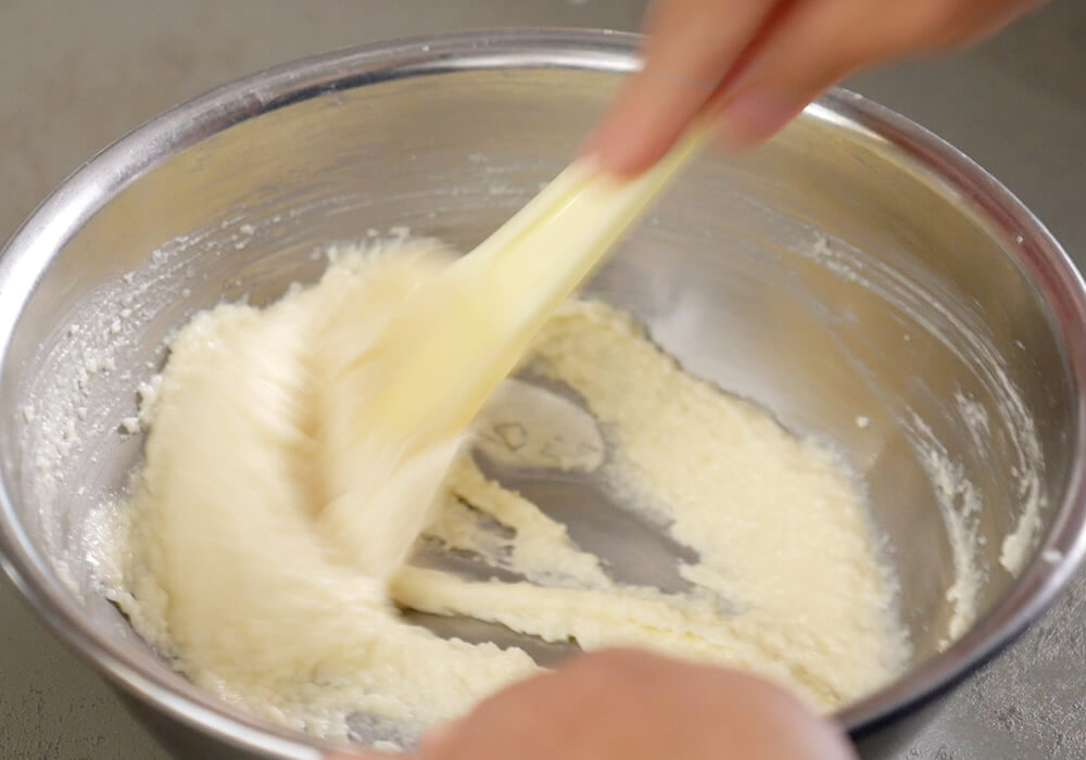 仕上げ用チーズバターソースを作る