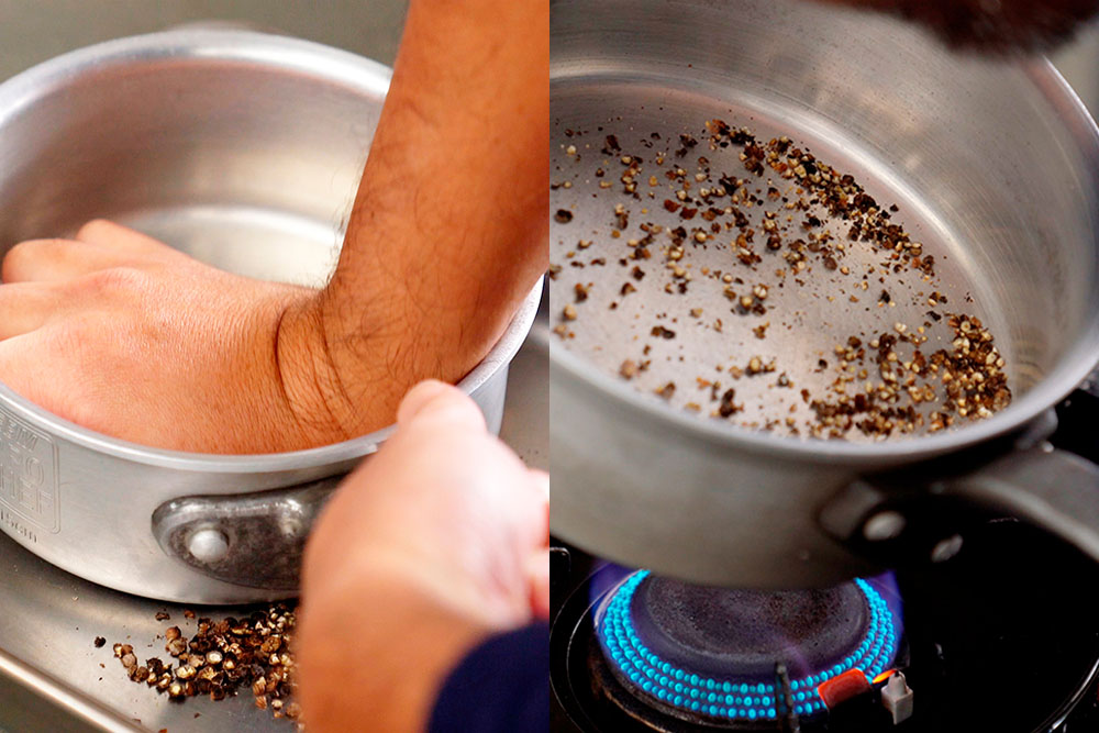 黒コショウの香りを立てる