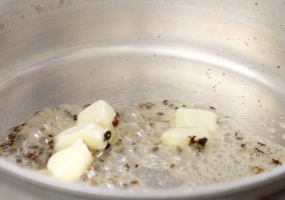 バターを加え、火にかける