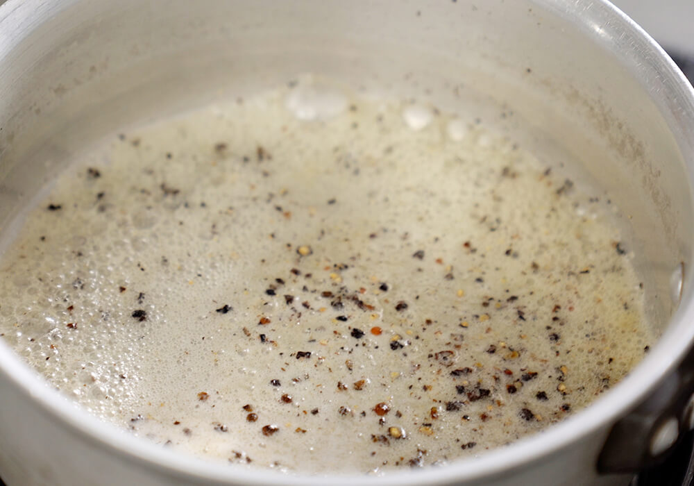 バターを弱火で色づける