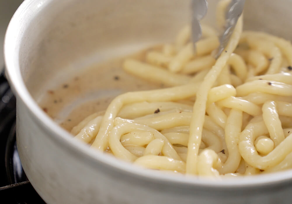 パスタにソースを吸わせる