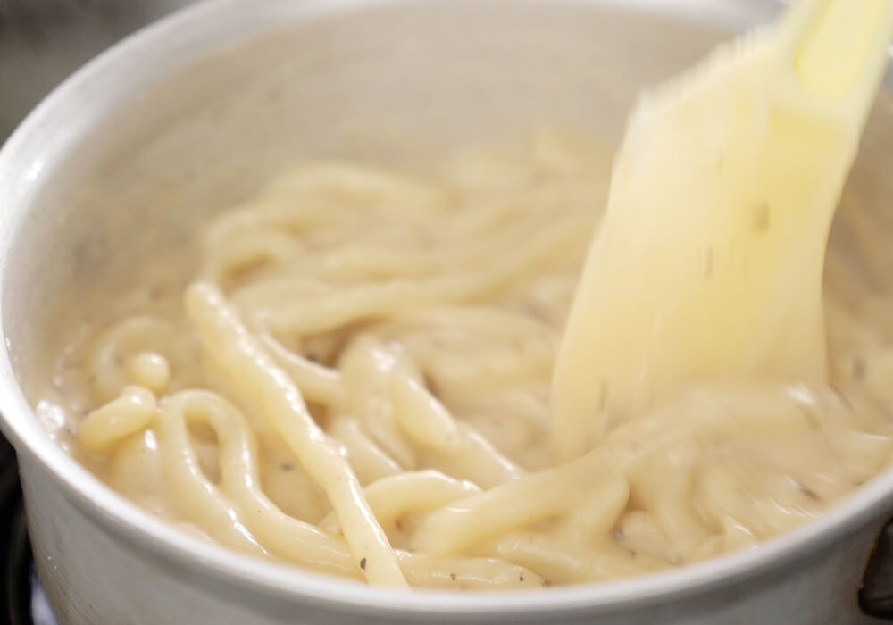 仕上げのソースを加える