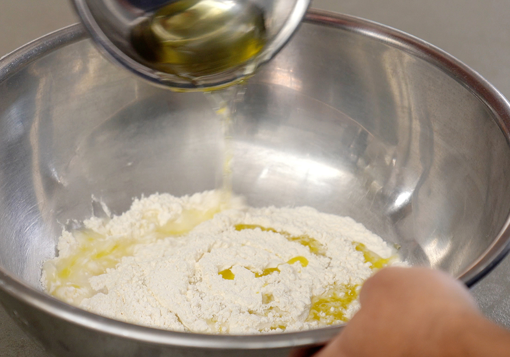 ボウルに材料を合わせる