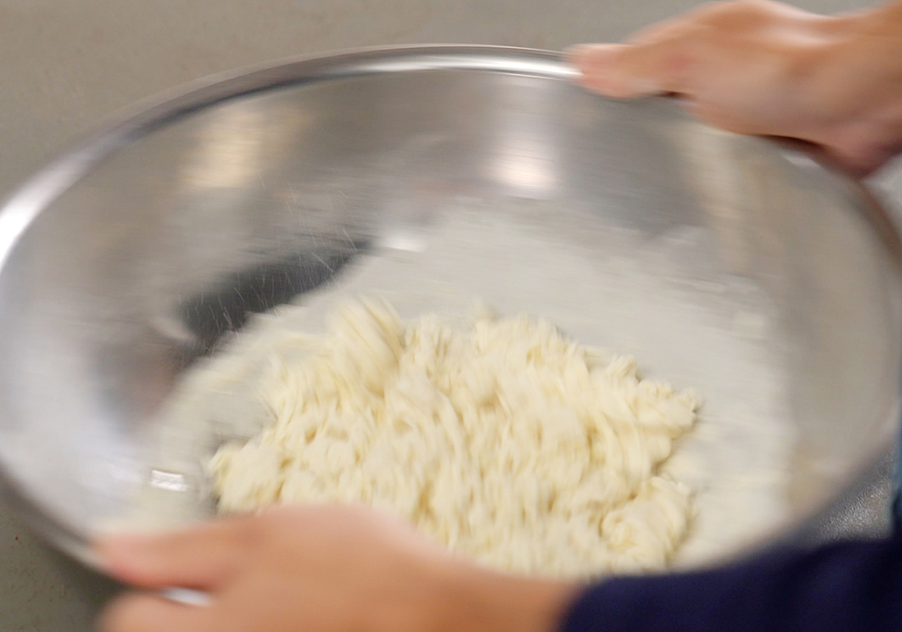 ボウルをゆすって、粉に水と油を馴染ませる