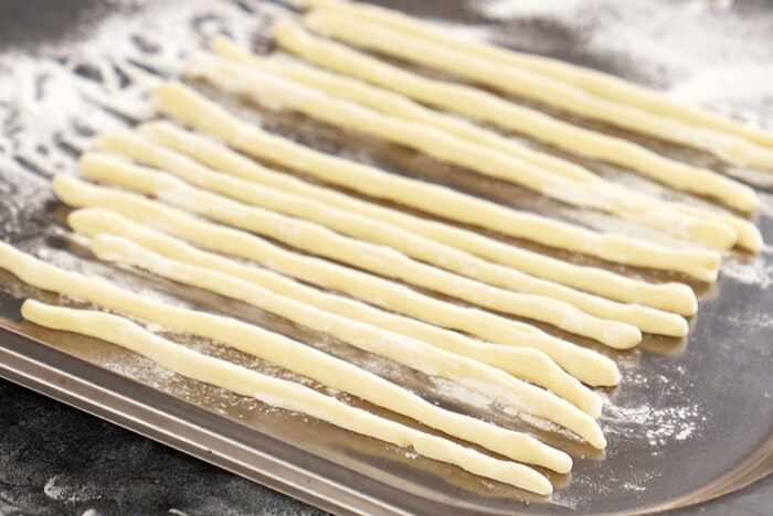 【動画で極める・プロのコツ】極力触らず、２分でクイックに手ごね完了！“おつまみ”手打ちパスタ「ピチ」