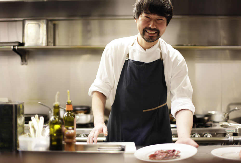 北村征博シェフ。牛と同じ地平に立っているような自然体で肉と向き合う。