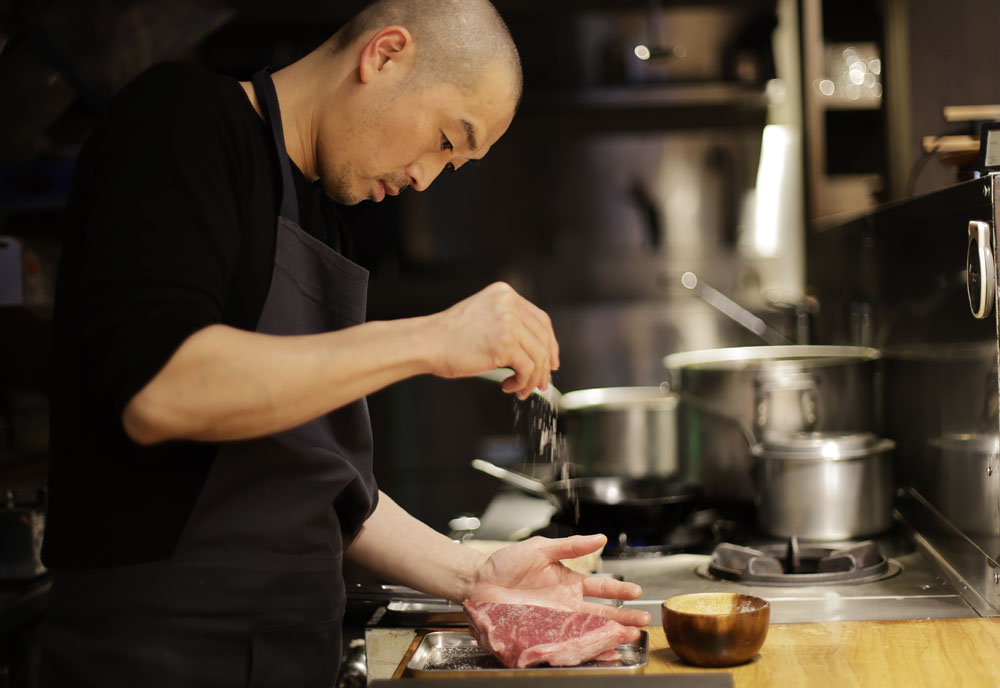 未来を見据え、生産者とのつながりを大切にしながら、日々厨房に立つ原耕平シェフ。