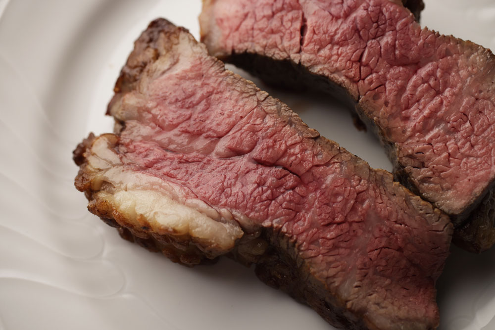 いかにも旨味の濃そうな赤身肉からあふれ出る肉汁に、思わず生唾が・・・・・・。