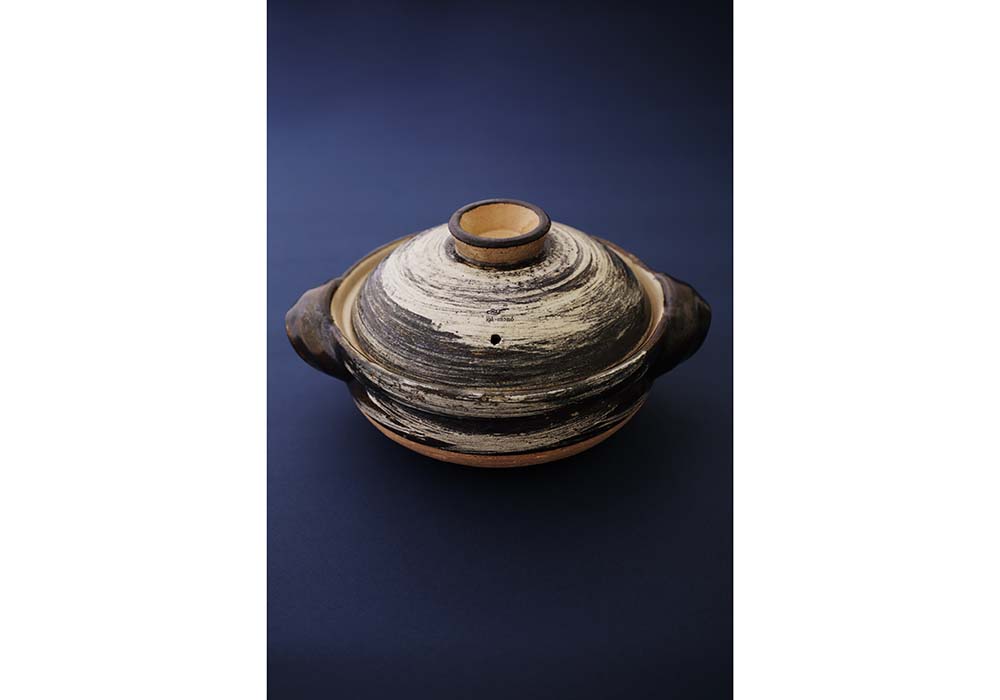 奈緒子さんがアメリカを中心に海外販売代行を請け負う、三重・長谷園の土鍋（刷毛目・中サイズ）。長谷園の土鍋は、ごはん炊き用、燻製用、タジンタイプ土鍋など新スタイルの鍋も多種あり。