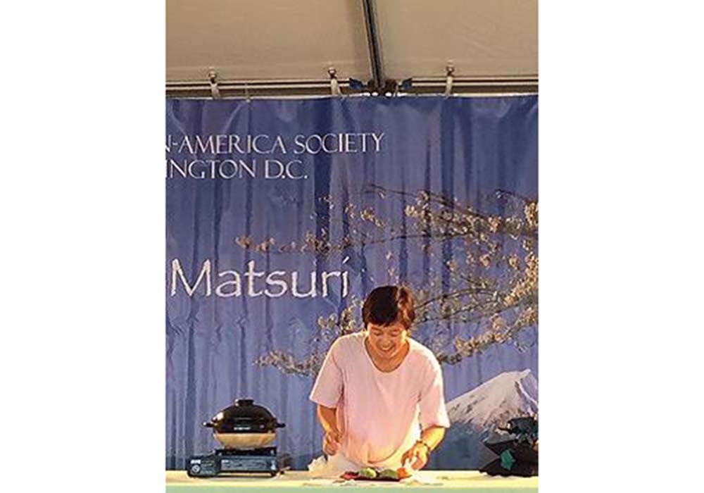 日本食がブームの今。料理人やプロを招いての料理講習会に、奈緒子さんもゲストスピーカーとして参加。デモンストレーションを通じて、土鍋の魅力を伝えた。