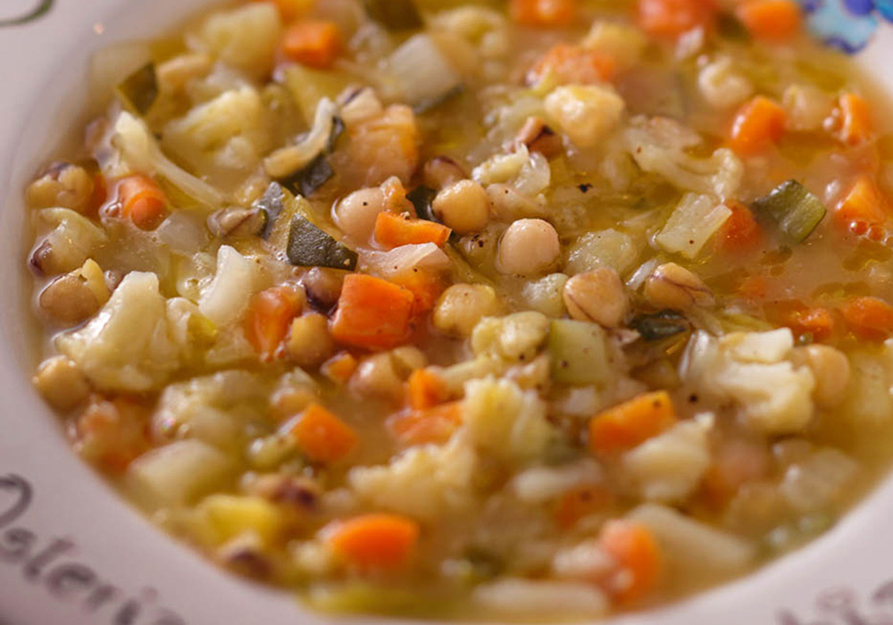 豆のだしで味に深みを。「チチェルキアと野菜のミネストローネ」