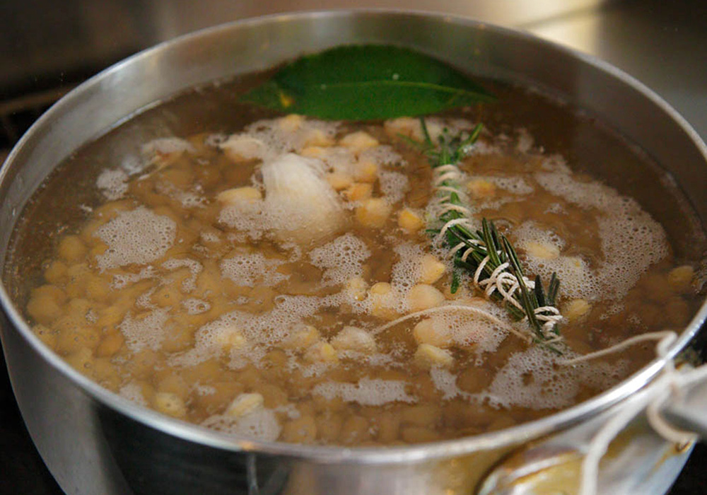 豆を戻して煮る