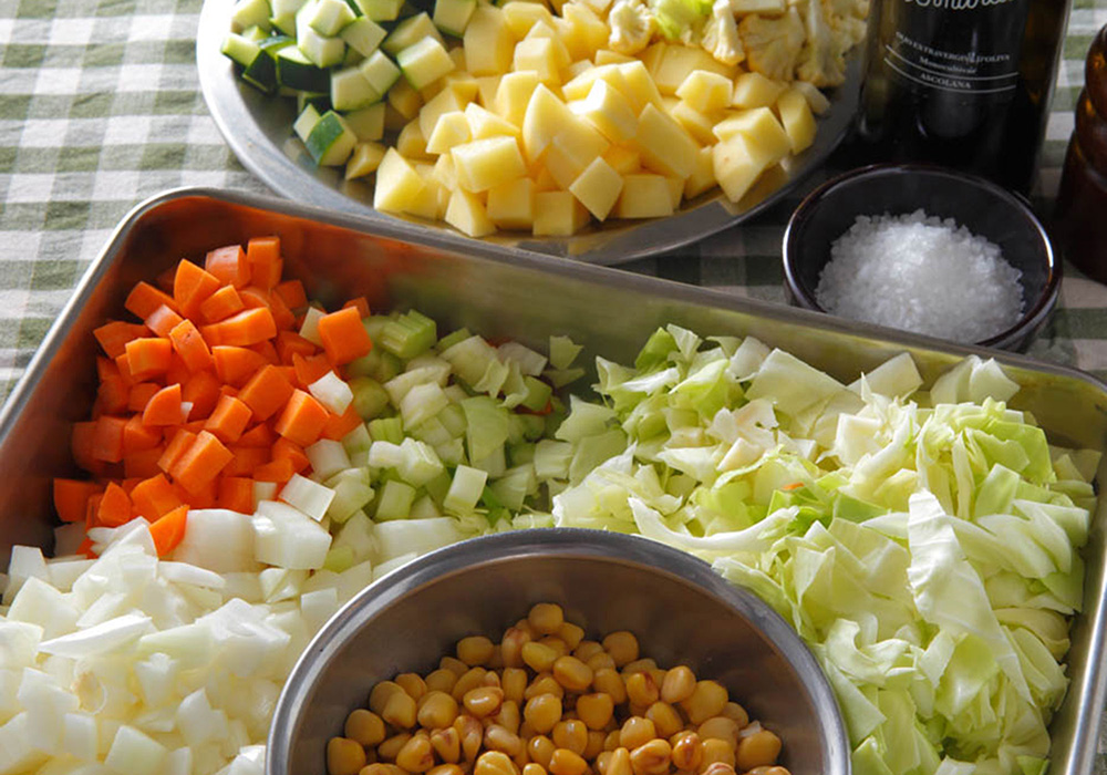 野菜を１cm角に切る