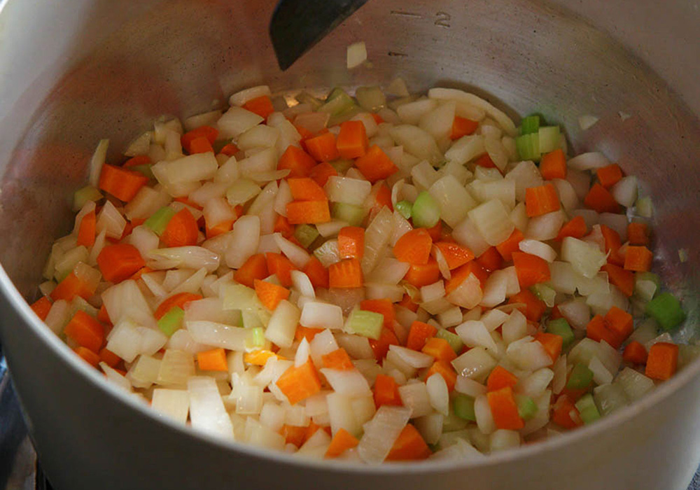 香味野菜を炒める