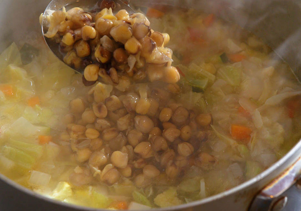 豆と煮汁を加える
