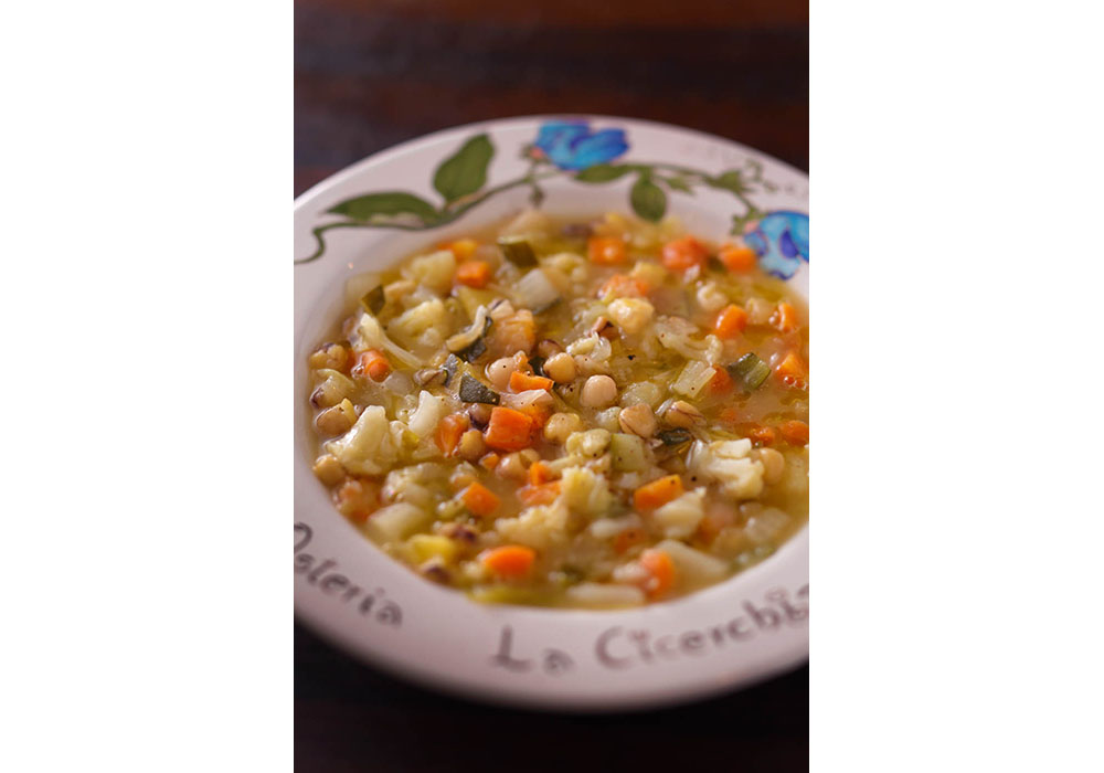 弱～中火でゆっくり煮込むことで生まれるクタクタになった豆と野菜の優しい甘味が広がる