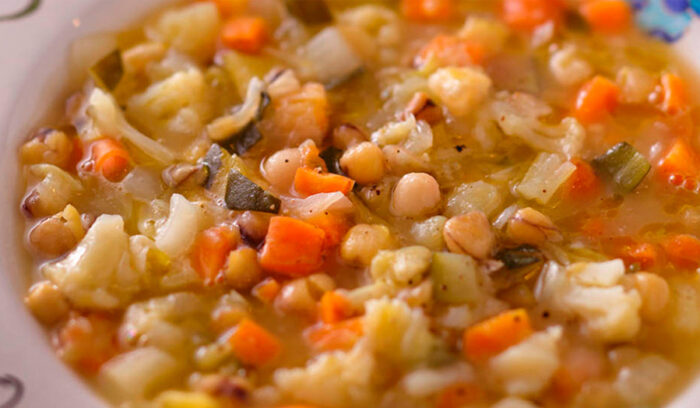 豆のだしで味に深みを。「チチェルキアと野菜のミネストローネ」