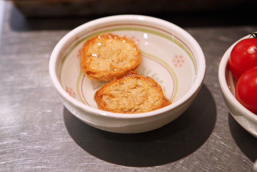 [１] フリッセレを水に数秒浸す。