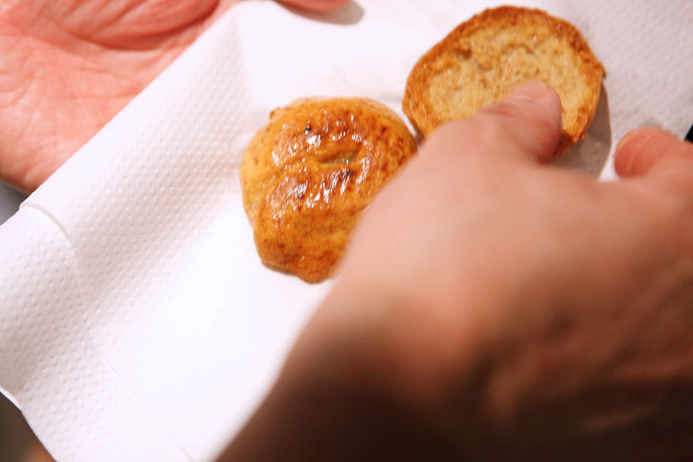 [２] ペーパーで水を切る。