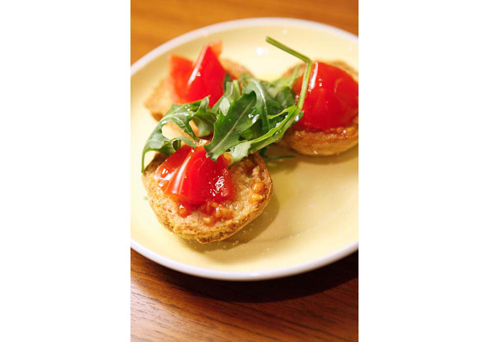 水、トマトの水分を含み、カチカチに硬いパンが程よくやわらかく。携行食にもなるので、アウトドアでも活躍しそう。