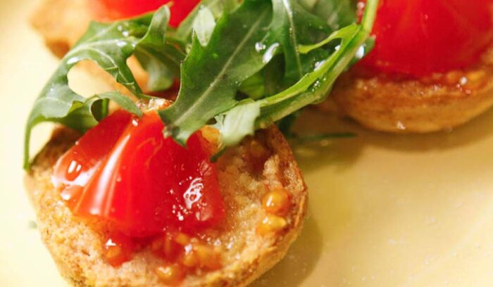 海水にくぐらせる⁉伊・プーリア州の長期保存パン「フリッセレ」