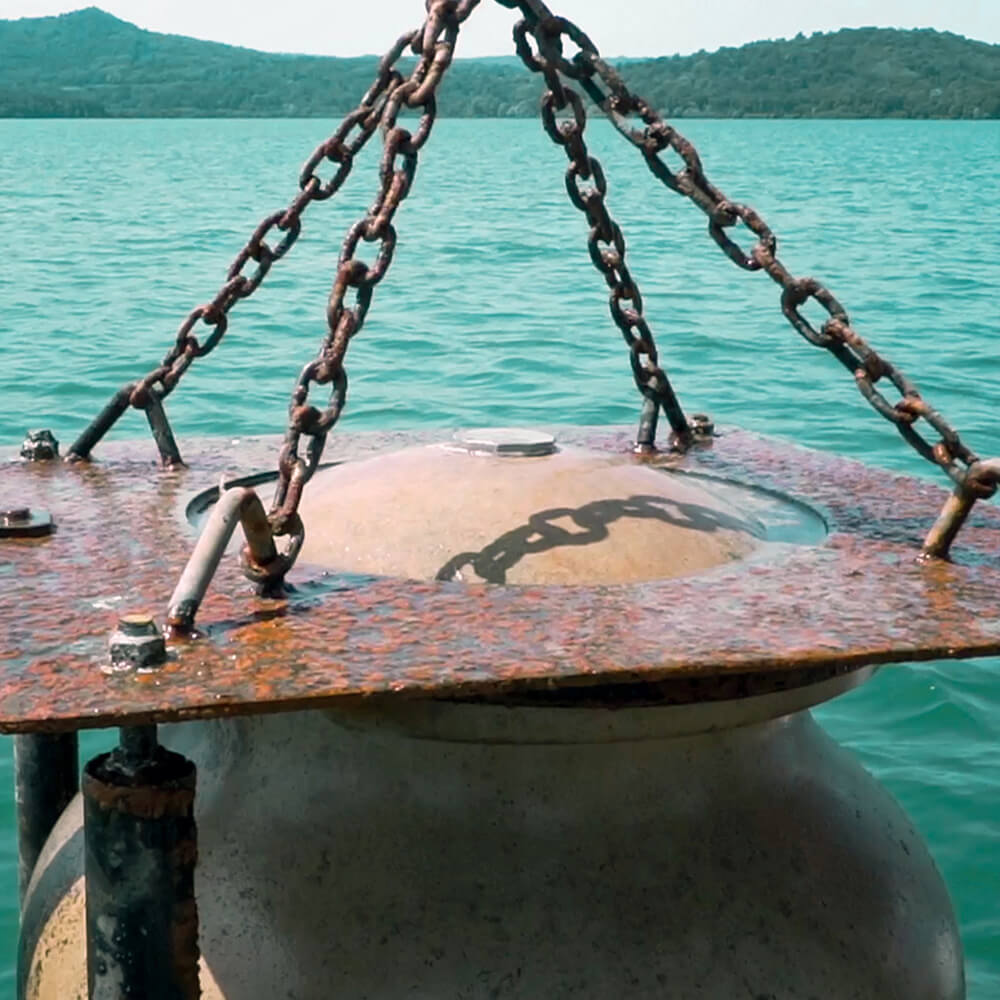 水深12メートルに沈めたテラコッタ製のアンフォラ