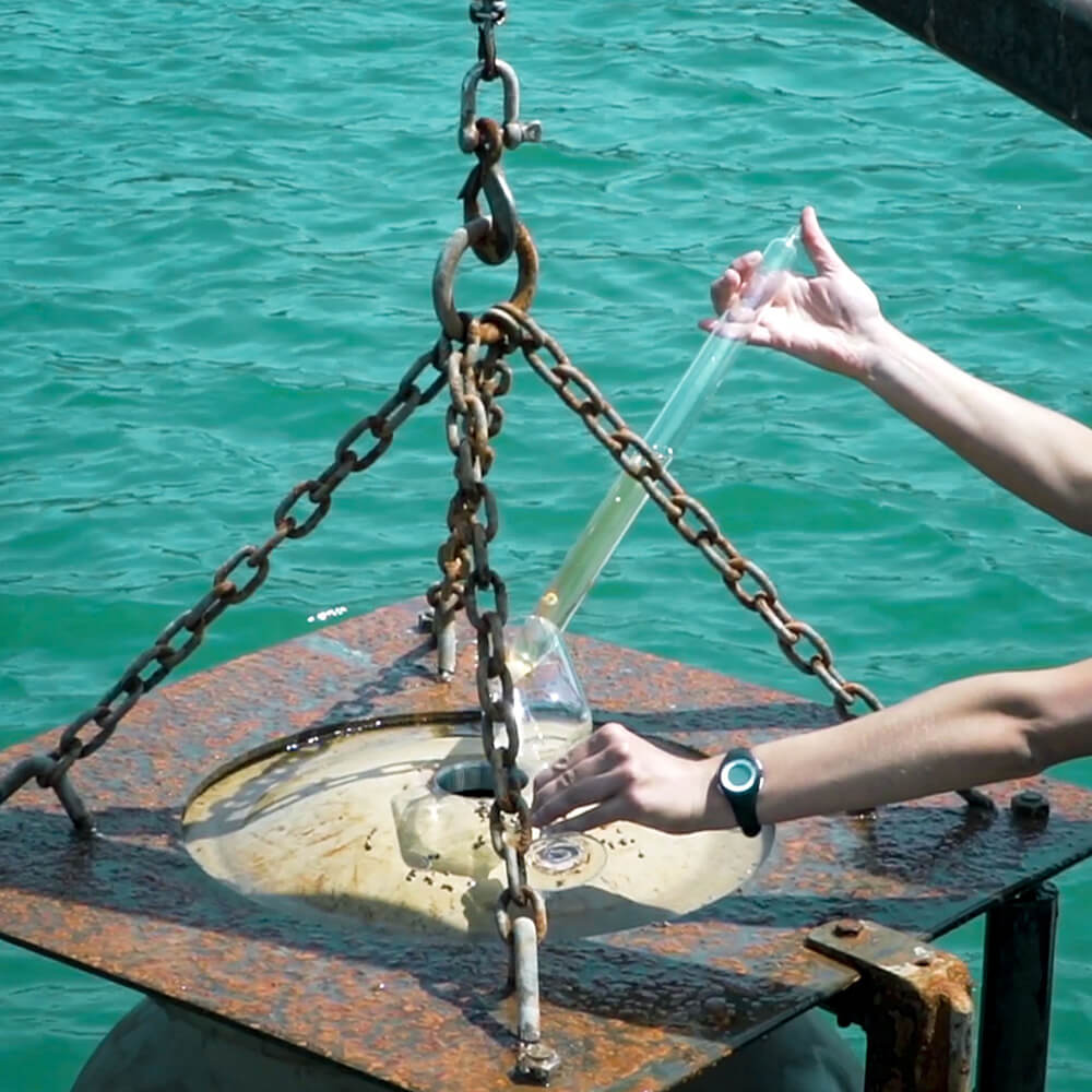 ワインをアンフォラから直接取り出しテイスティング