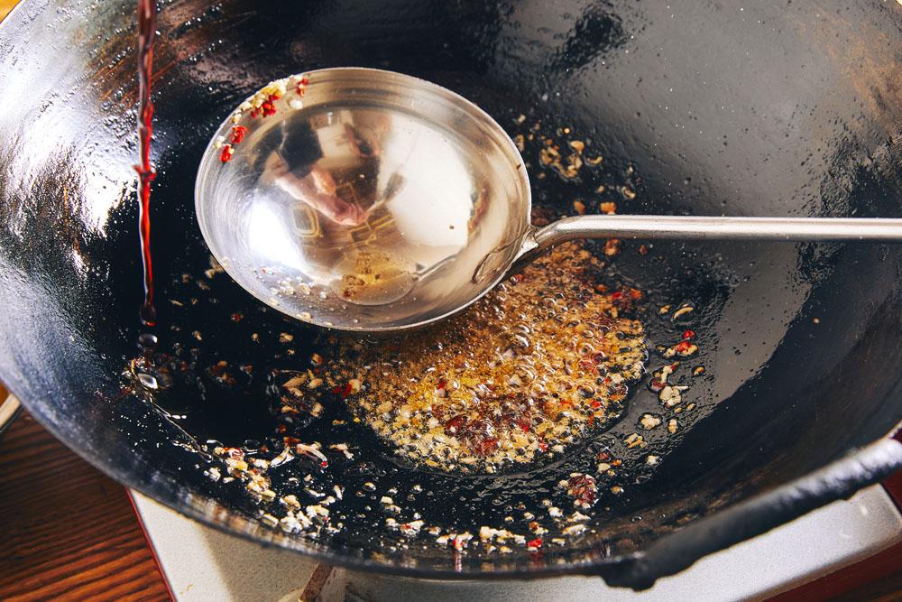 炒めて、香りを出す