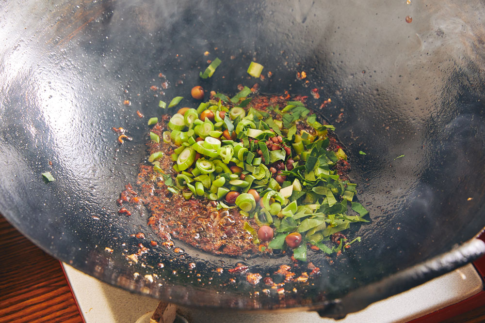 水を加えて炒め合わせる