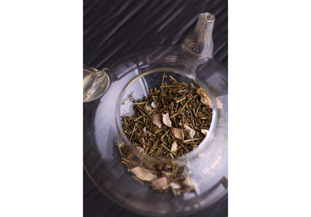 ショウガほうじ茶・・・フリーズドライのショウガチップを合わせて。香ばしいほうじ茶に、ショウガの辛味、香りが加わり、心も体も温まる。生のショウガをせん切りにして加えてもよい。