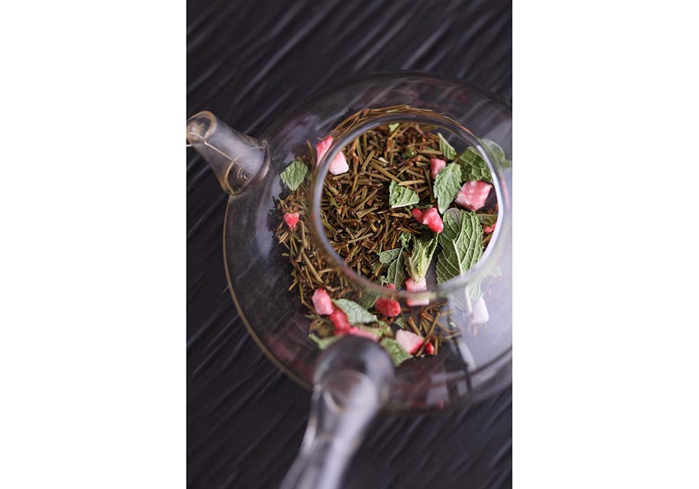 イチゴ＆ミントほうじ茶・・・フリーズドライのイチゴとミントを合わせて。イチゴの甘酸っぱい香りがふんわり立ち上り、爽やかなミントの風味で、すっきりした口当たりに。生のイチゴの場合は、潰して加える。