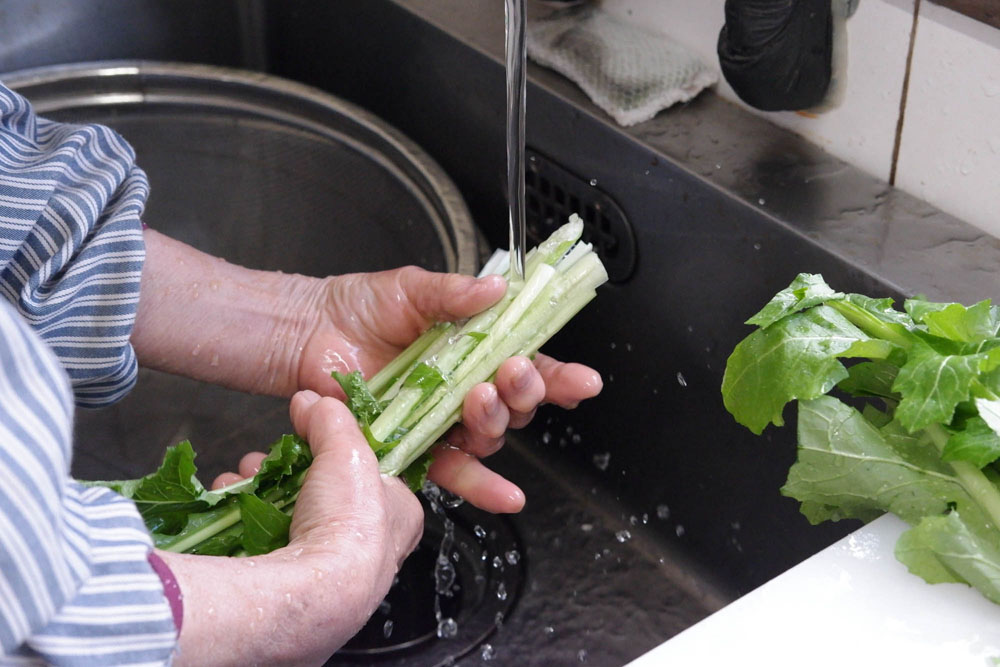カブの葉、茎を洗う