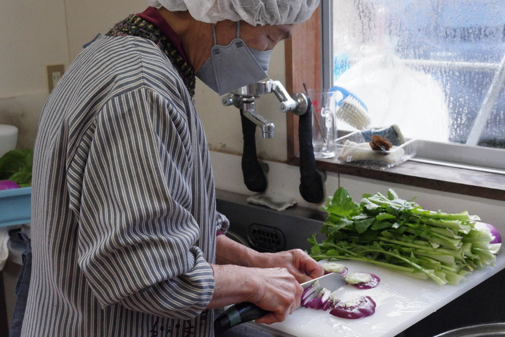 果肉の上部を刻む