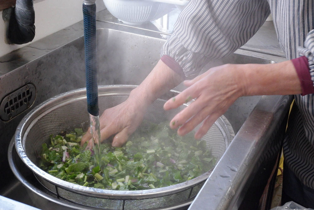 熱湯にくぐらせる