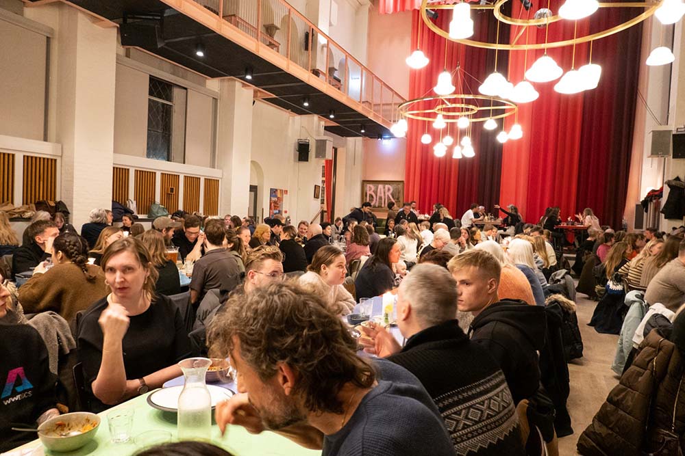 （写真）アブサロンは元教会を改修して作ったコミュニティ・センター。近年北欧諸国では、使われなくなった教会を文化施設やコンサート会場などにする動きが見られる。