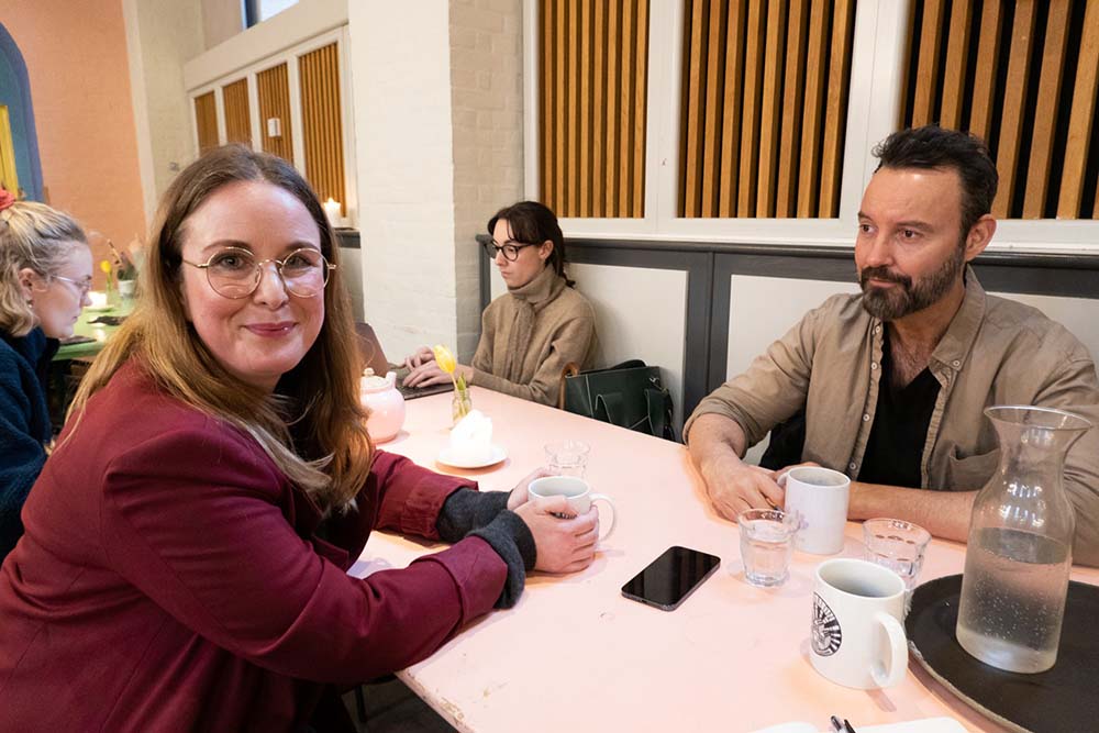 （写真）コミュニティ・キッチンに関する本を執筆中のミッケル・ヤコブセン教授（右）とアブサロン広報のアランセ・ビョルグラ氏（左）。アブサロンは「人々が様々な活動でつながるための空間」であり、フェッレスピースニンは「開館当初からコミュニティに参加するためのツール」と語った。