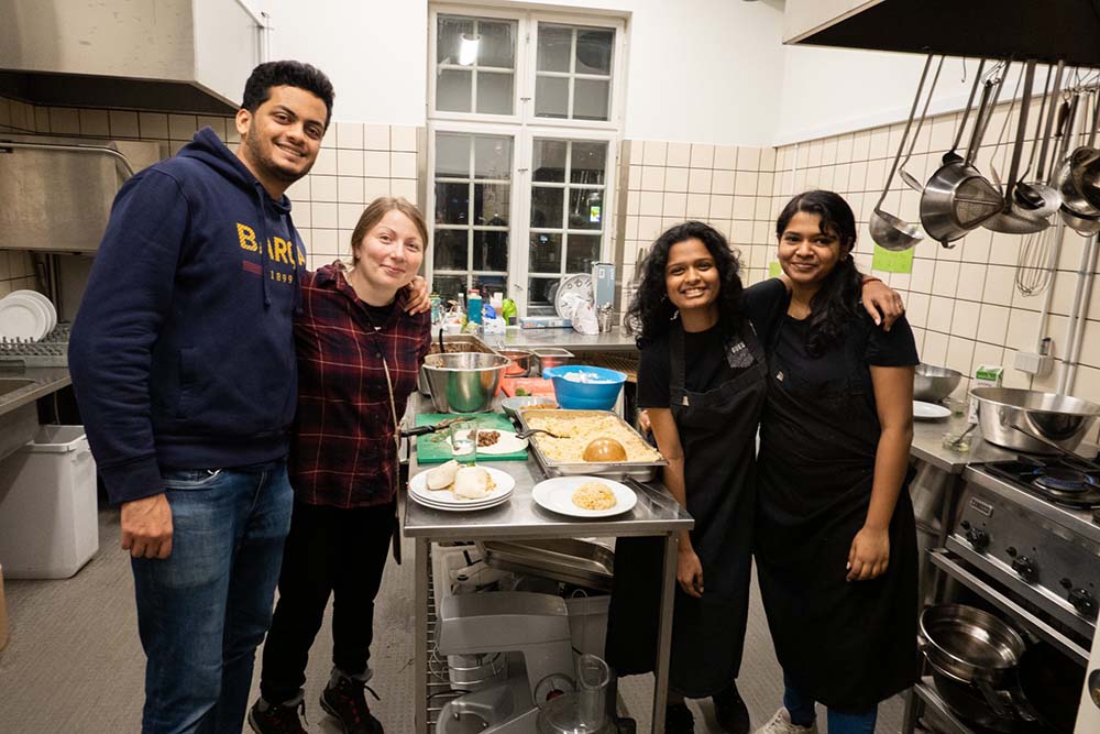 （写真）ワンボウル（One bowl）という公民館で開催されているフェッレスピースニンは、日曜日にヴィーガン食を提供している。キッチンにいたスタッフは全員ボランティアだ。
