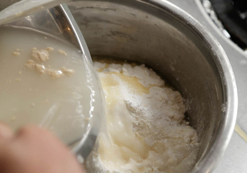 イーストを加える