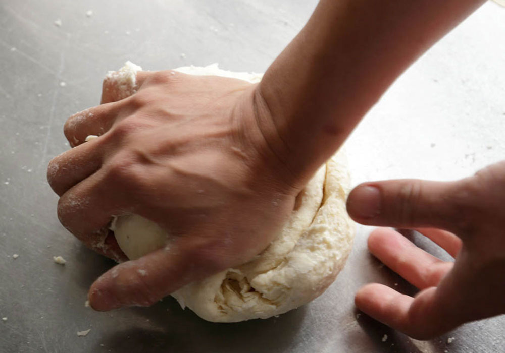 光沢が出るまでこねる