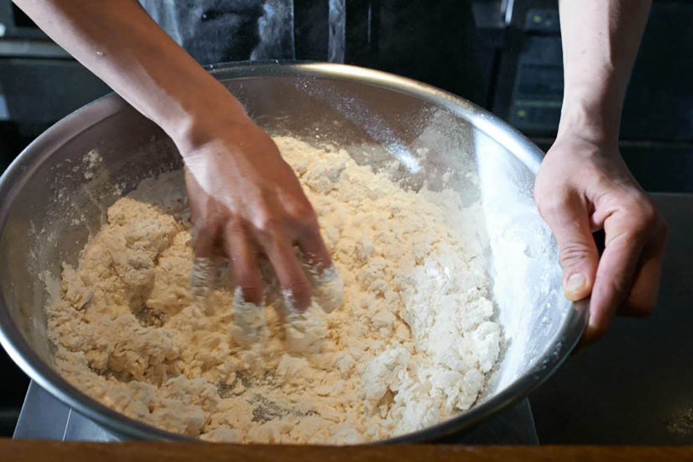 粉に塩水を加える