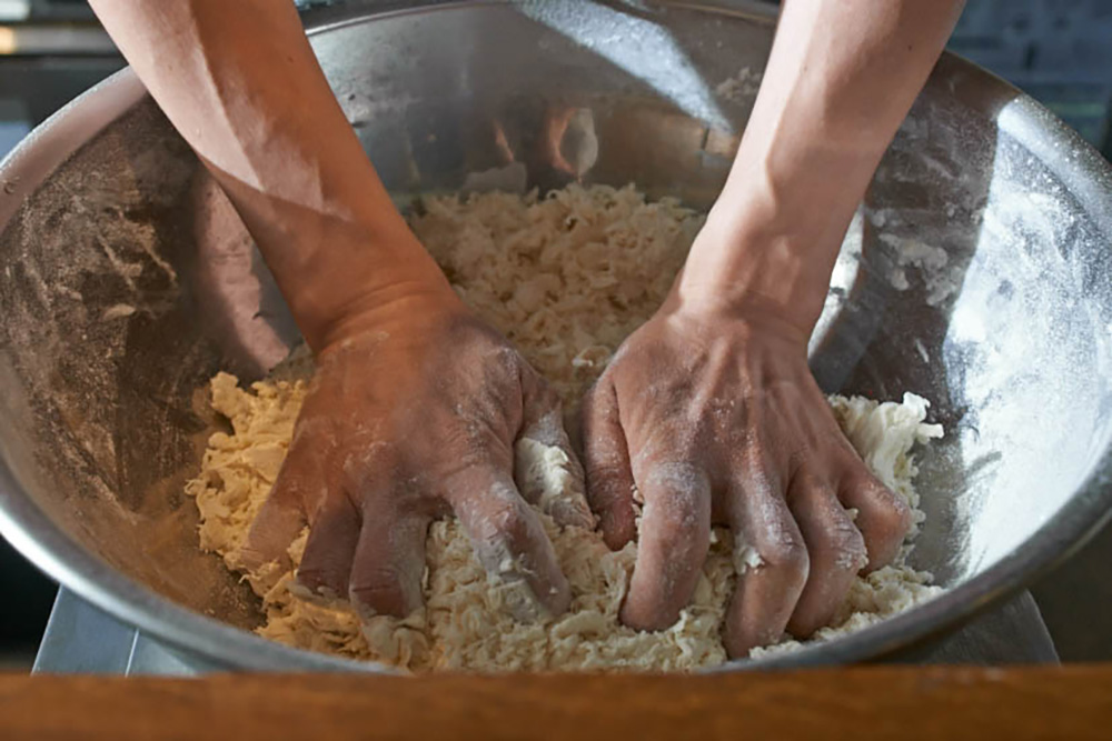 生地を押し固める