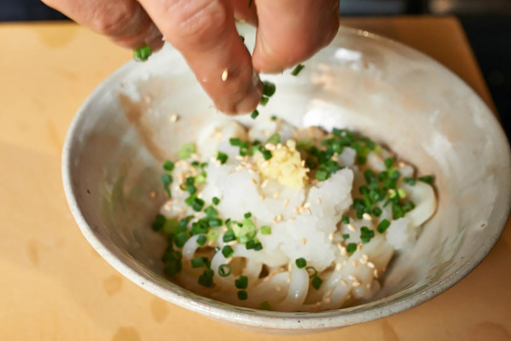 だし醤油をかける