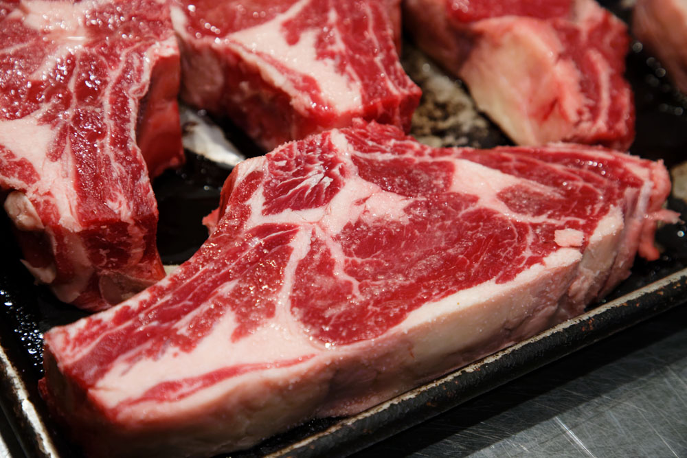 「Ｌボーンは、赤身と脂身が入り交じって変化に富み、分厚く焼いてたくさん食べても飽きない部位」と井上シェフ。