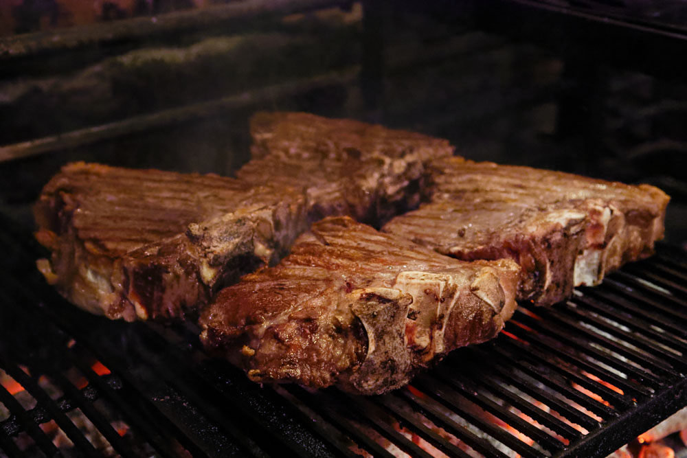 脂の面（切り込みを入れておく）を焼き、表面、裏面を焼き、立てたり、寝かせたり、ひっくり返しながら全体に均一に火を入れていく。