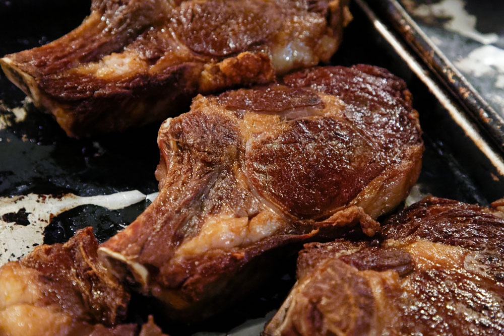 密閉空間で全方位から熱が入るオーブン焼きは全体が均一にこんがり色付く。