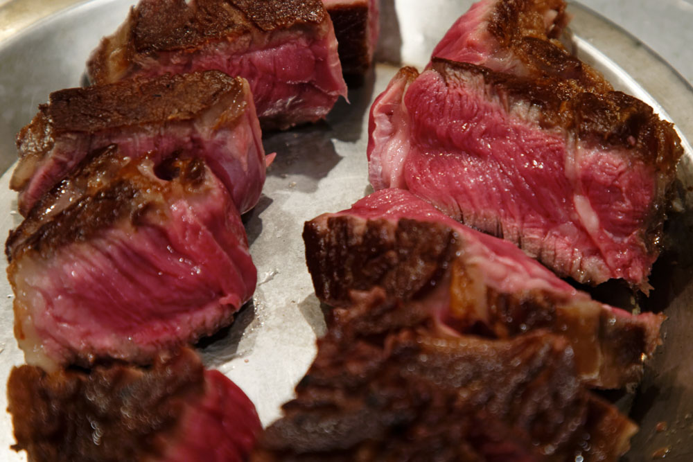 赤身と脂身が入り交じって変化に富んだ部位のＬボーンは食感や味わいも多彩。