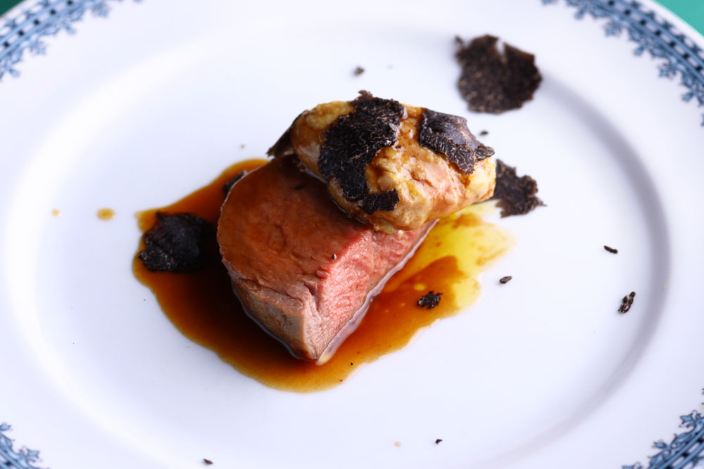 ヒレ肉はフォワグラやトリュフと合わせてロッシーニ風に。きれいな赤身なのでくどくならない。