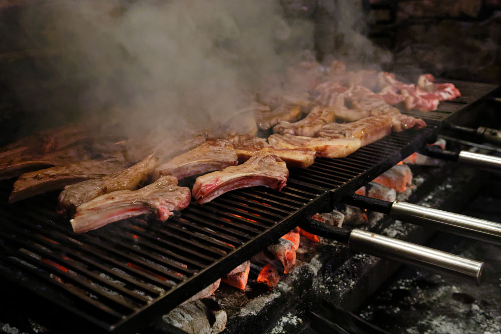 脂身を焼き、表面、裏面とひっくり返しながら、全体に火を入れていく。