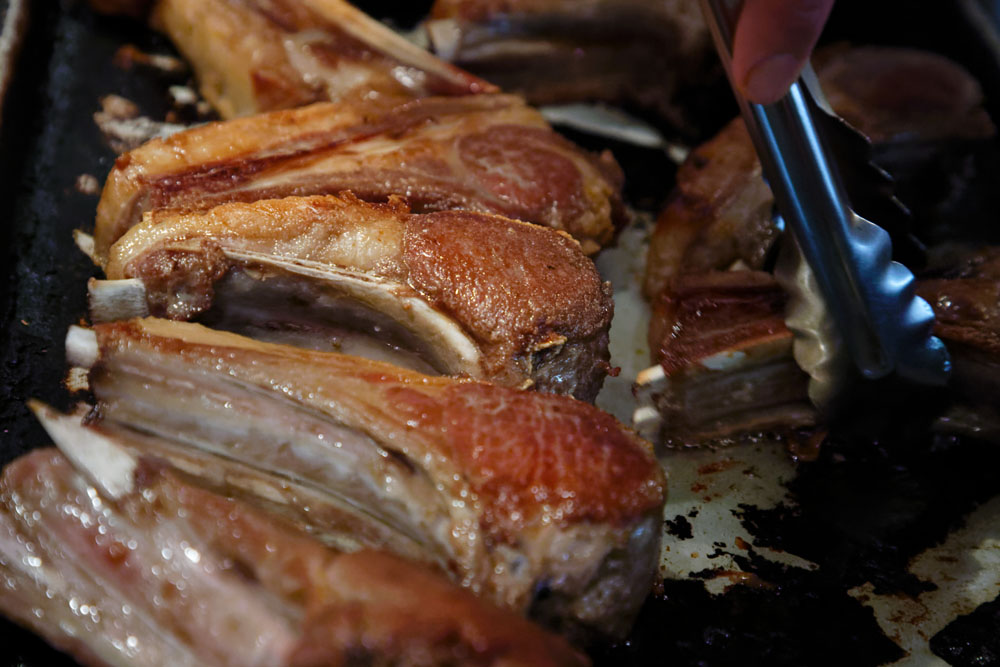 肉に熱が入って膨らんでいるのがわかる。内部では肉汁が駆け巡っている。