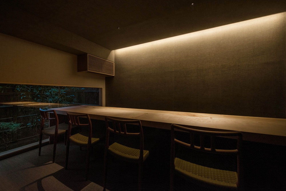 ６席の小さな空間。信頼を寄せる和菓子屋の季節の菓子、カカオ栽培者のチョコレートなど、深く知る作り手による品しか扱わない。